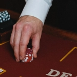 Фанатичная одержимость блэкджеком в казино - карты и фишки на столе