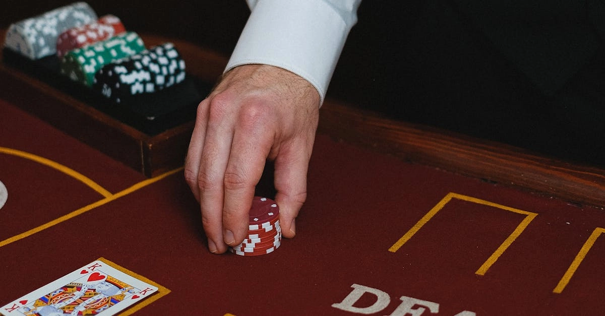Фанатичная одержимость блэкджеком в казино - карты и фишки на столе